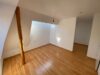 Exklusives Wohnen über den Dächern – lichtdurchflutete 3- RWE mit hochwertiger Einbauküche & kleinem Balkon ! - Helle Dachgeschosswohnung