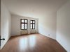 geräumige 4- RWE mit Fahrstuhl und offener Küche ! - Leerer Raum mit Holzboden