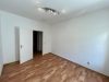 kleine 3- Raumwohnung mit Dusche im Erdgeschoss ! - Leeres Zimmer mit Holzboden