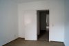 kleine 3- Raumwohnung mit Dusche ! - Leerer Raum mit offener Tür