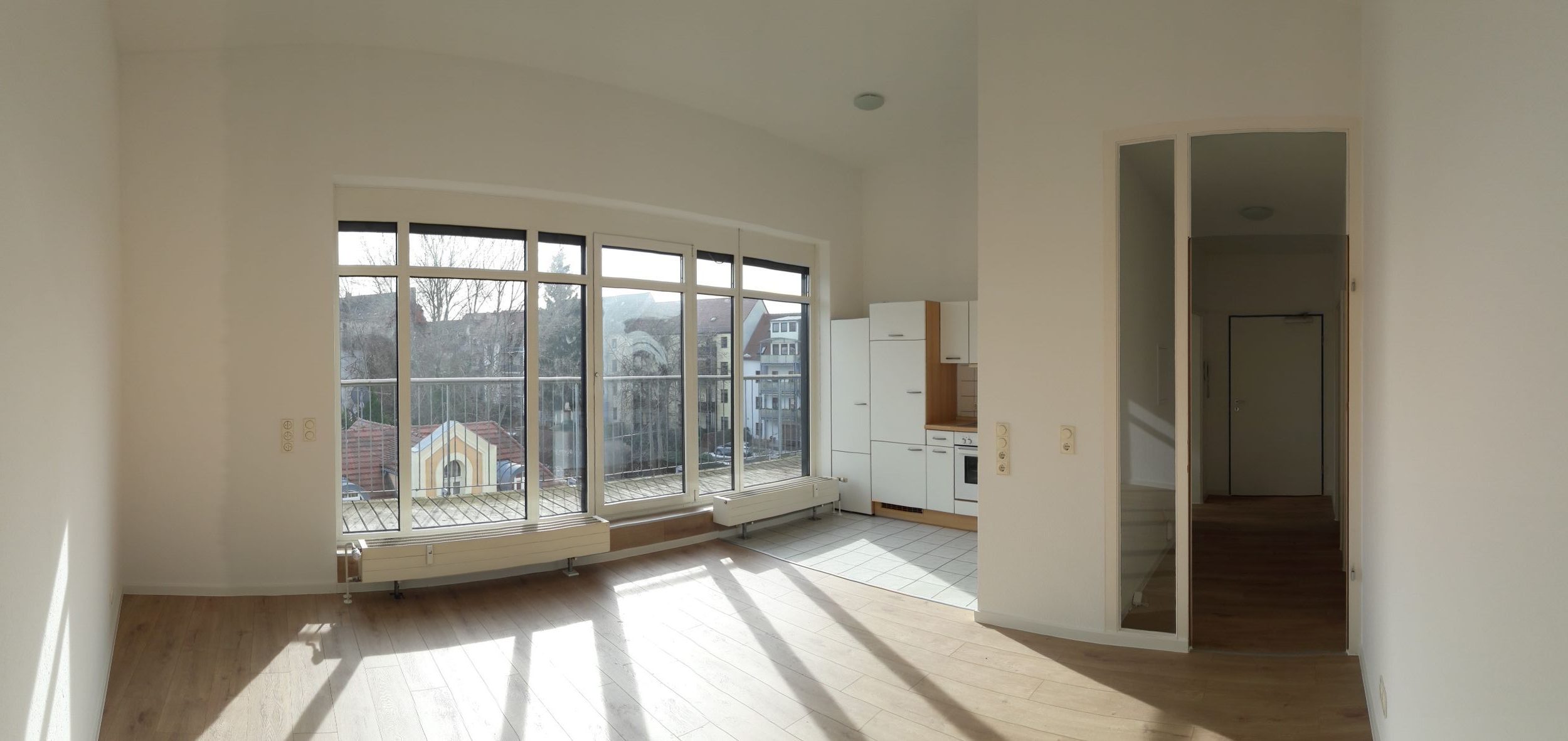 moderne 3- Raumwohnung mit großer Fensterfront, Balkon und Einbauküche im Görlitzer Zentrum ! 02826 Görlitz, Dachgeschosswohnung