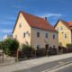 Viel Platz für Familie - Einfamilienhaus mit großem Grundstück und Hinterhaus - Ansicht Straßenseite