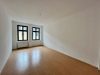 kleine 3- Raumwohnung mit Einbauküche und Balkon ! - Leerer Raum mit Holzboden