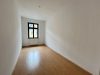 kleine 3- Raumwohnung mit Einbauküche und Balkon ! - Leerer Raum mit Fenster
