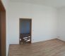 ländliche 2- Raumwohnung mit Einbauküche in Reichenbach / Oberlausitz - Leerer Wohnraum mit Tür