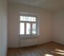 ländliche 2- Raumwohnung mit Einbauküche in Reichenbach / Oberlausitz - Helles Wohnzimmerfenster