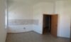 ländliche 2- Raumwohnung mit Einbauküche in Reichenbach / Oberlausitz - Leere Küche mit Fliesenwand