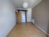 kleine 3- Raumwohnung mit Balkon im Dachgeschoss ! - Leeres Zimmer mit Holzboden