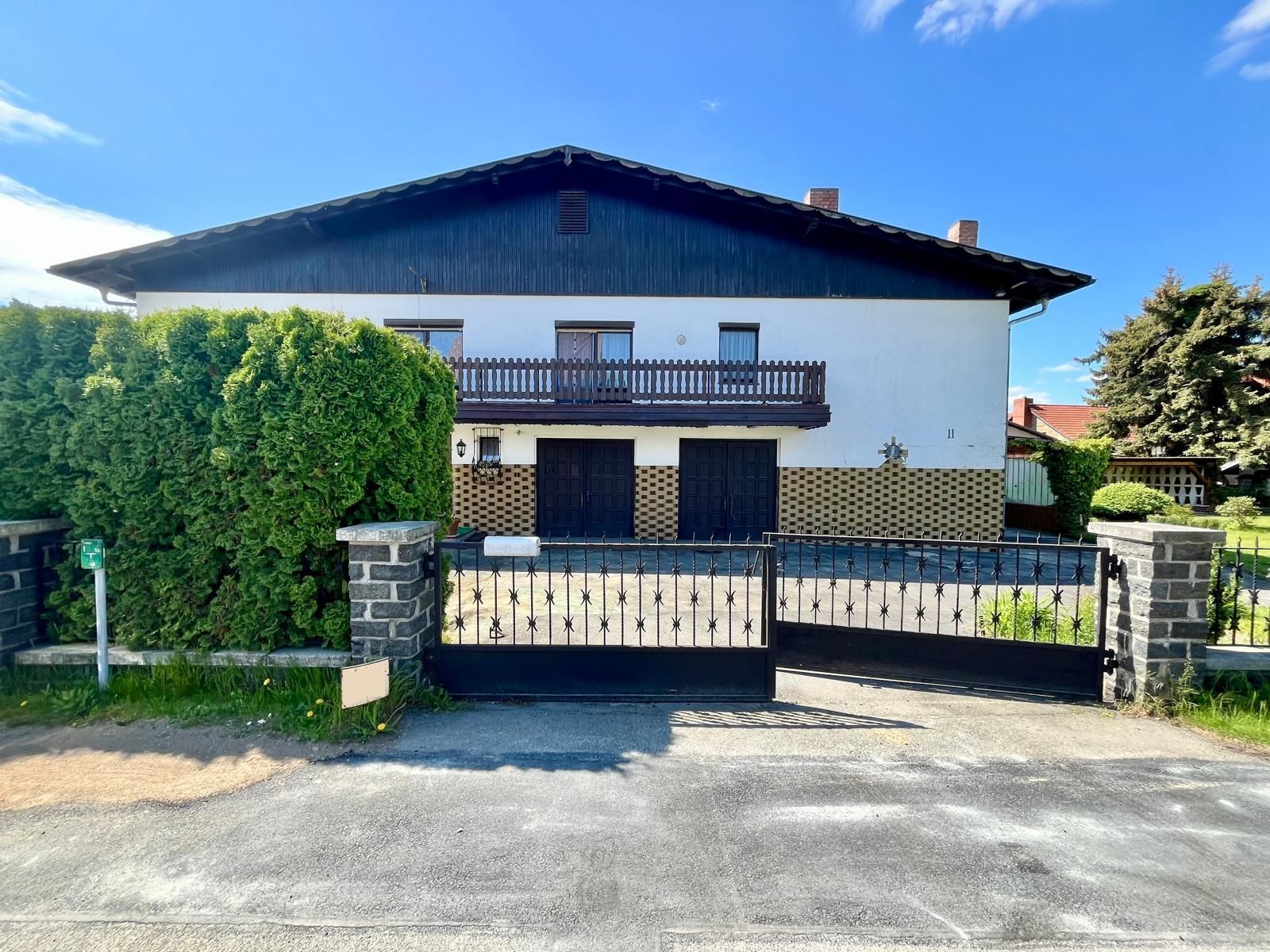 ruhiges Einfamilienhaus mit großer Werkstatt, 3 Garagen und Garten in Weinhübel ! Ein wahres Paradies für Tüftler, Schrauber und Selbermacher / Nebengelass über 260 m² ! 02827 Görlitz, Einfamilienhaus