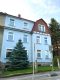 ruhige 4- RWE mit Weitblick am Stadtrand ! - Blaues Wohnhaus mit Schild