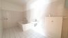 zentrale 1- Raumwohnung mit separater Küche und Badewanne im Dachgeschoss ! - Bad (1)