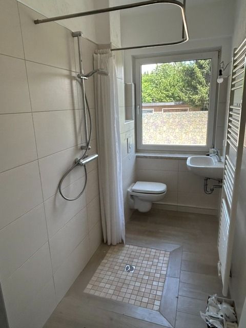 ländliche Erdgeschosswohnung mit ebenerdiger Dusche und Balkon in Ludwigsdorf bei Görlitz! - Photo 1