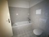 ruhige 4- Raumwohnung im Erdgeschoss mit Wintergarten und direktem Gartenzugang in Blumenstraße ! - Helles Badezimmer mit Badewanne