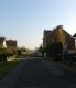 ruhige, kleine 2- RWE mit Einbauküche im Dachgeschoss (2.OG) in Weinhübel ! - Straßenansicht im Herbst