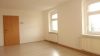 ruhige, kleine 2- RWE mit Einbauküche im Dachgeschoss (2.OG) in Weinhübel ! - Helles Zimmer mit Fenstern