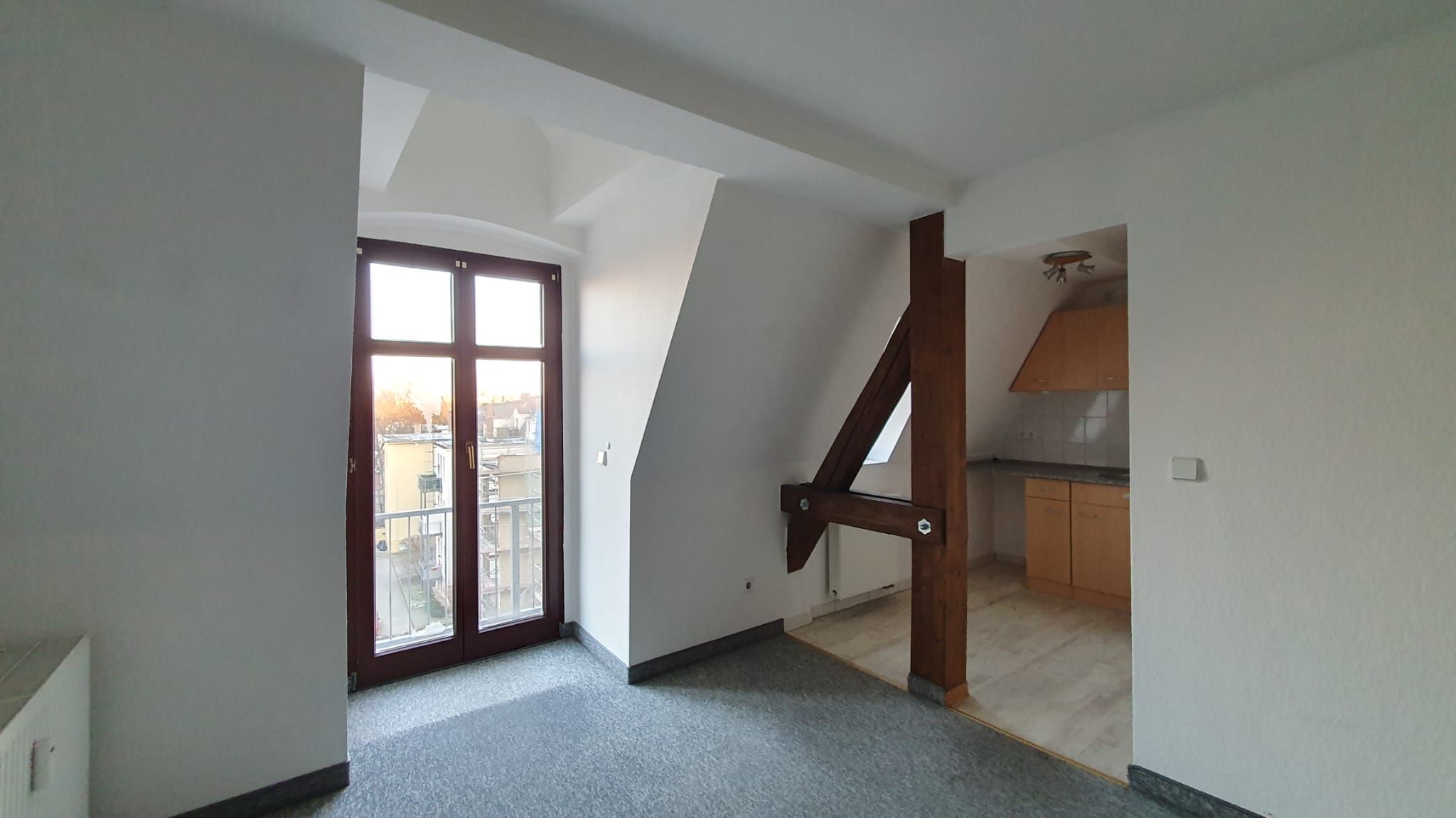 renovierungsbedürftige, kleine 3- Raumwohnung mit Balkon und Singleküche im Dachgeschoss ! 02826 Görlitz, Dachgeschosswohnung