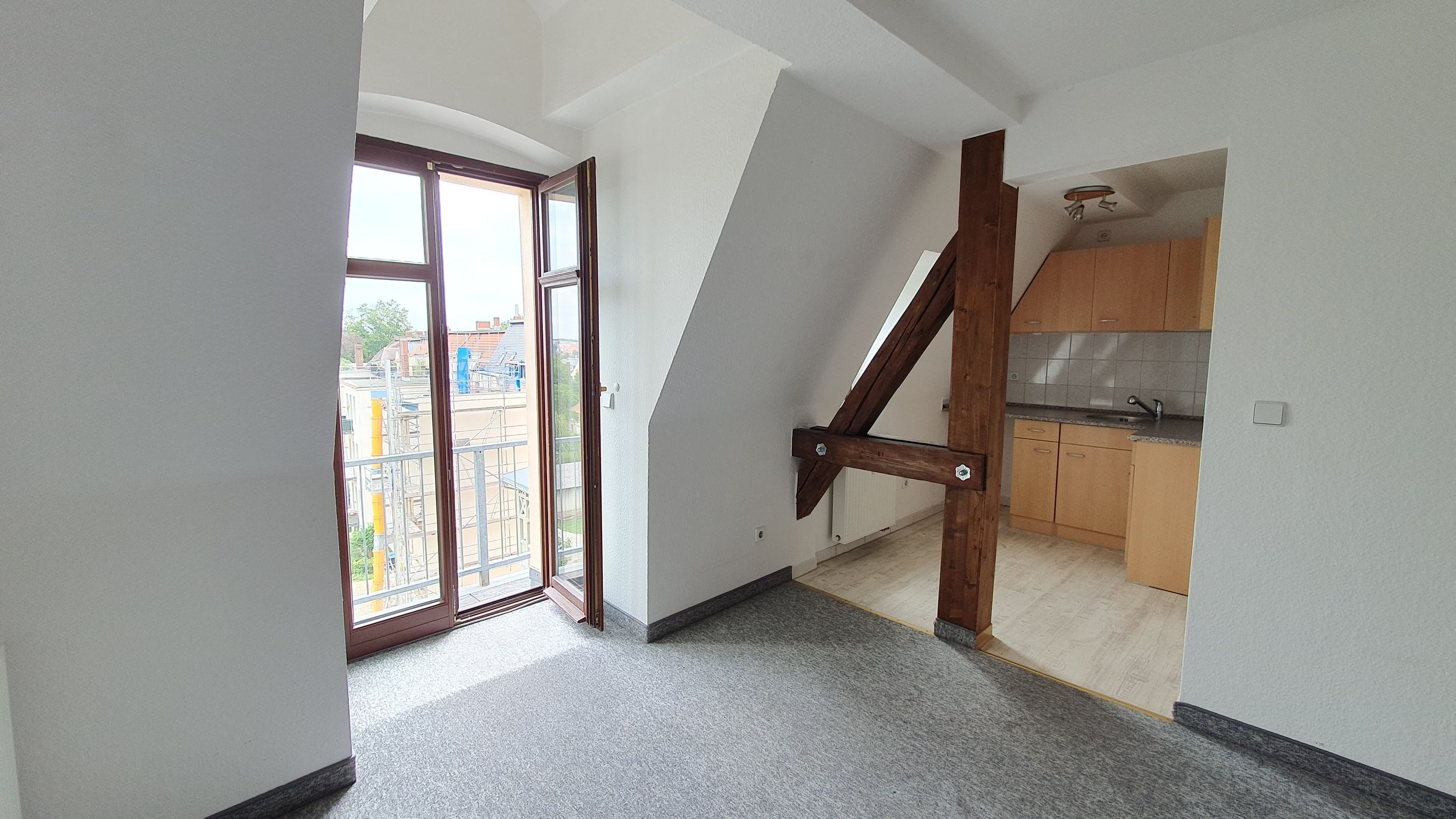 renovierungsbedürftige, kleine 3- Raumwohnung mit Balkon und Singleküche im Dachgeschoss ! 02826 Görlitz, Dachgeschosswohnung