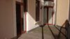 Altbaucharme trifft modernen Wohnkomfort - 4-Raum-Erdgeschosswohnung mit Sauna und großzügigem Balkon ! - Gemütlicher Balkon mit Türen