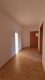 zentrale 2- Raumwohnung mit Balkon im Dachgeschoss - Heller Flur mit Holztür