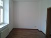 charmante 2,5-Zimmer-Wohnung in Reichenbach/Oberlausitz - Leeres Wohnzimmer mit Fenster