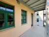 zentrumsnahe 3-Raumwohnung mit Balkon in der Görlitzer Südstadt! - Balkon mit grünen Fenstern