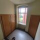 Denkmalgeschütztes Mehrfamilienhaus mit 9,7 % Rendite und weiterem Entwicklungsspielraum - Treppenhaus mit Fenster