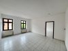 geräumige und zentrale 2-Raumwohnung mit separater Küche und Wanne ! - Helles Wohnzimmer mit Fliesen
