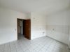 geräumige und zentrale 2-Raumwohnung mit separater Küche und Wanne ! - Leere Küche mit Fliesen