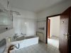 geräumige und zentrale 2-Raumwohnung mit separater Küche und Wanne ! - Helles Badezimmer mit Wanne