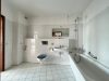 geräumige und zentrale 2-Raumwohnung mit separater Küche und Wanne ! - Helles Badezimmer mit Wanne