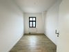 neu sanierte 5- RWE mit Balkon, 2x Bad und Stellplatz in Rauschwalde ! - Leeres Zimmer mit Fenster