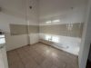 zentrumsnahe 3- Raumwohnung mit Balkon und Fahrstuhl in der Südstadt ! - Leere Küche mit Fliesen