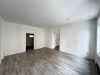 zentrale 3- RWE mit Balkon und separater Küche ! - Leeres Wohnzimmer mit Türen