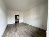 zentrale 3- RWE mit Balkon und separater Küche ! - Leerer Raum mit Holzboden