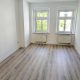 Sonnige 3-Raum-Eigentumswohnung in zentraler Lage - Helles Wohnzimmer mit Laminat