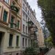 Eigentumswohnung mit Garten - Stilvolles Wohnen mit Charme der Gründerzeit - Häuserzeile straßenseitig