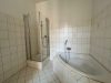 geräumige 3- Raum-Maisonettewohnung mit separatem Eingang in ruhiger Hinterhauslage der Augustastraße ! - Helles Badezimmer mit Wanne