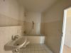 gemütliche 2-Raumwohnung mit Balkon und Stellplatz! - Helles Badezimmer mit Wanne