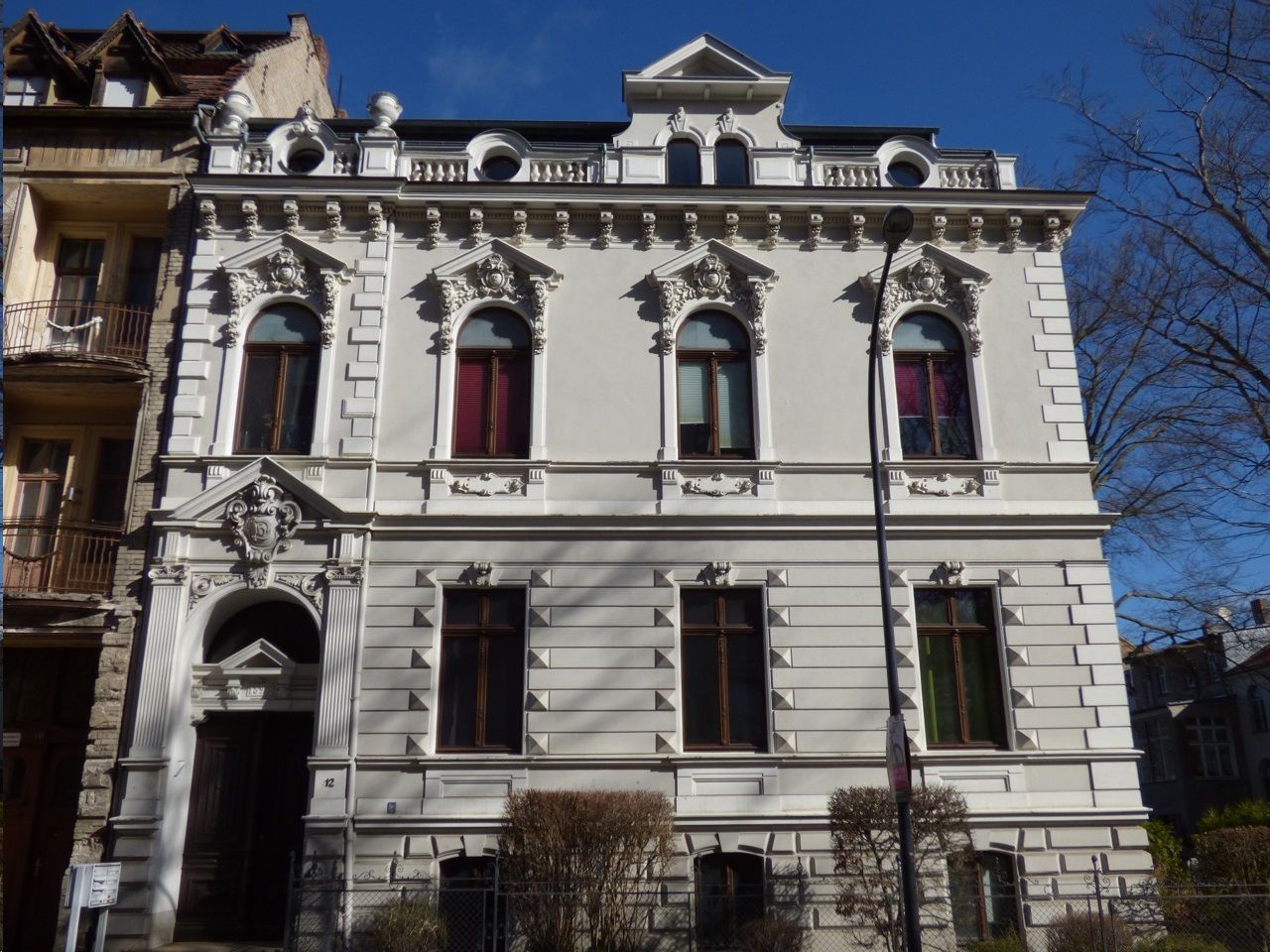 große 3- RWE mit Einbauküche (möglich) im Dachgeschoss am Stadtpark ! - Foto 1